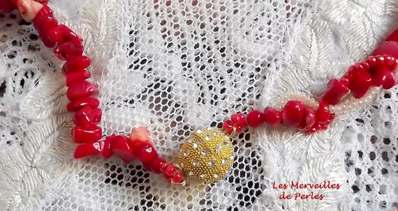 Coralie hängande halsband broderat med rikliga halvädelstenar.