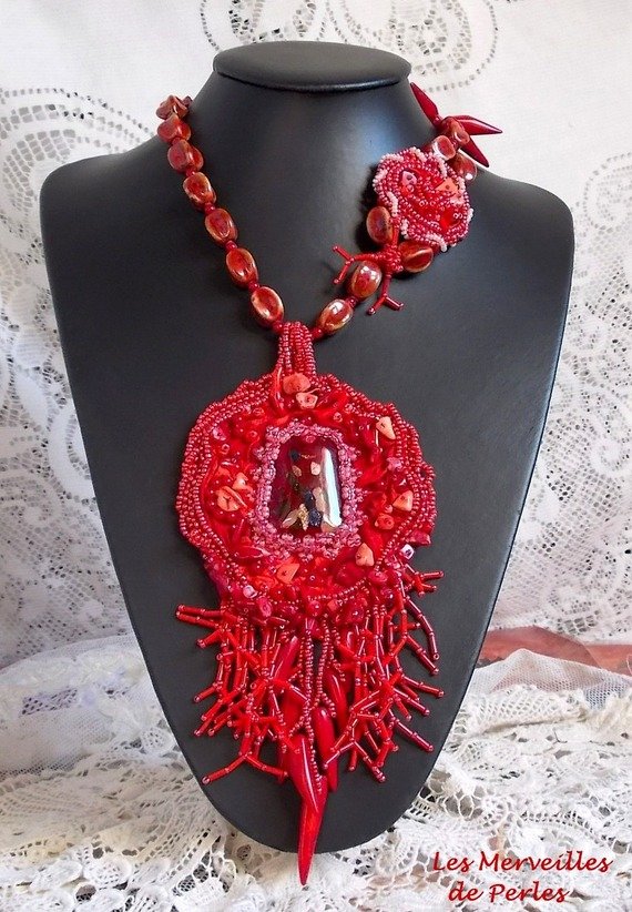 Coralie hängande halsband broderat med rikliga halvädelstenar.
