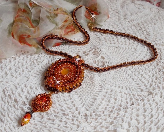 Lady in Orange halsband är broderat med Swarovski kristaller, Miyuki fröpärlor och magiska pärlor.