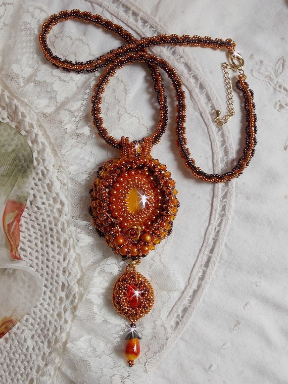 Lady in Orange halsband är broderat med Swarovski kristaller, Miyuki fröpärlor och magiska pärlor.