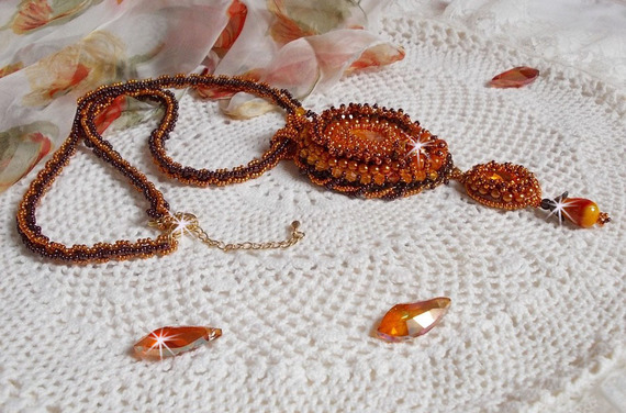 Lady in Orange halsband är broderat med Swarovski kristaller, Miyuki fröpärlor och magiska pärlor.