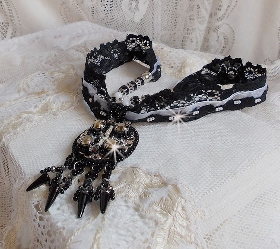 Goldnight hängande halsband broderat med Swarovski-kristaller i barock stil