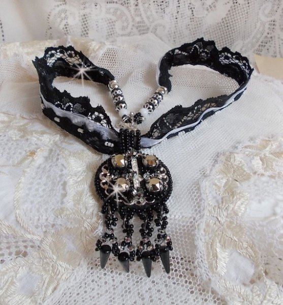 Goldnight hängande halsband broderat med Swarovski-kristaller i barock stil