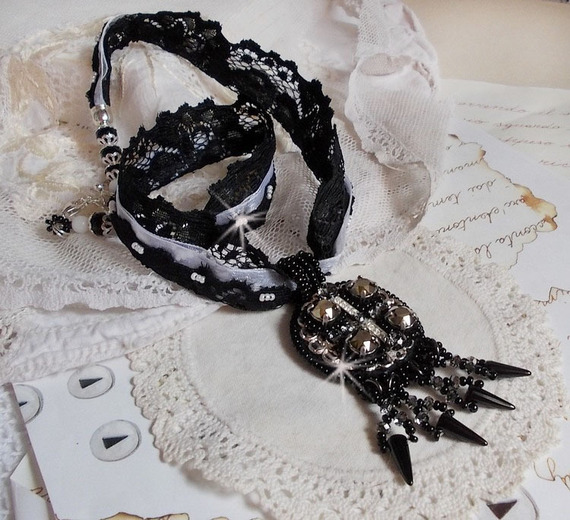 Goldnight hängande halsband broderat med Swarovski-kristaller i barock stil