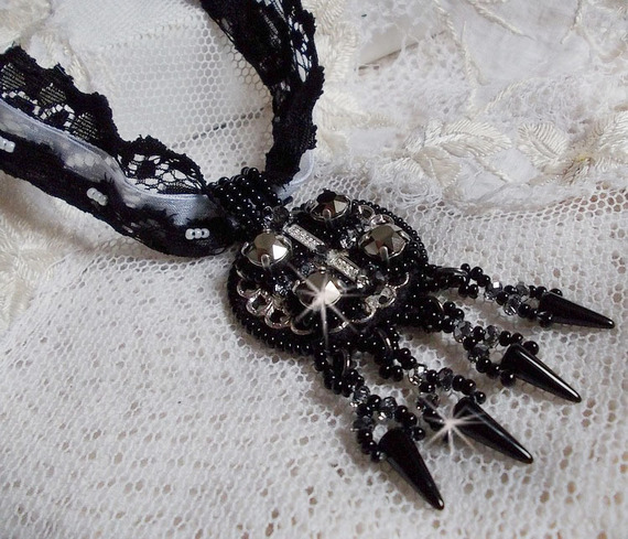 Goldnight hängande halsband broderat med Swarovski-kristaller i barock stil