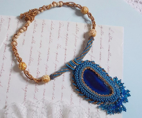 Korsika hängande halsband broderat med safirblå agat och beigefärgade fröpärlor