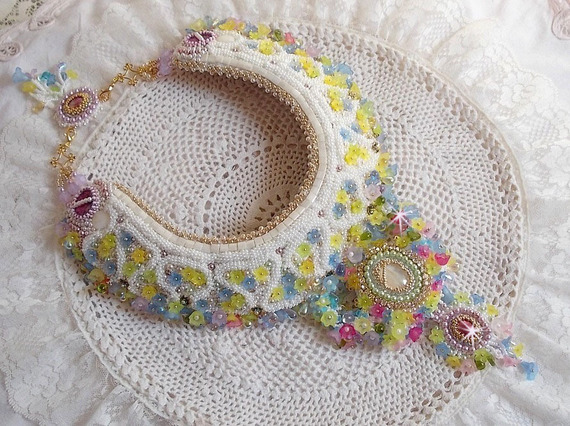 Envolée Fleurie halsband, lucitblommor, pärlor och pärlor broderade i Haute-Couture-stil.
