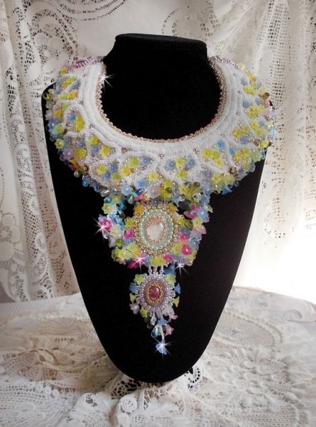 Envolée Fleurie halsband, lucitblommor, pärlor och pärlor broderade i Haute-Couture-stil.
