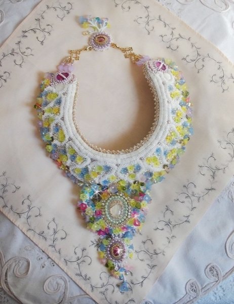 Envolée Fleurie halsband, lucitblommor, pärlor och pärlor broderade i Haute-Couture-stil.