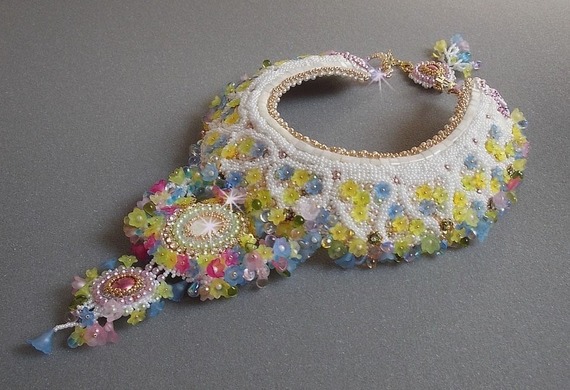 Envolée Fleurie halsband, lucitblommor, pärlor och pärlor broderade i Haute-Couture-stil.