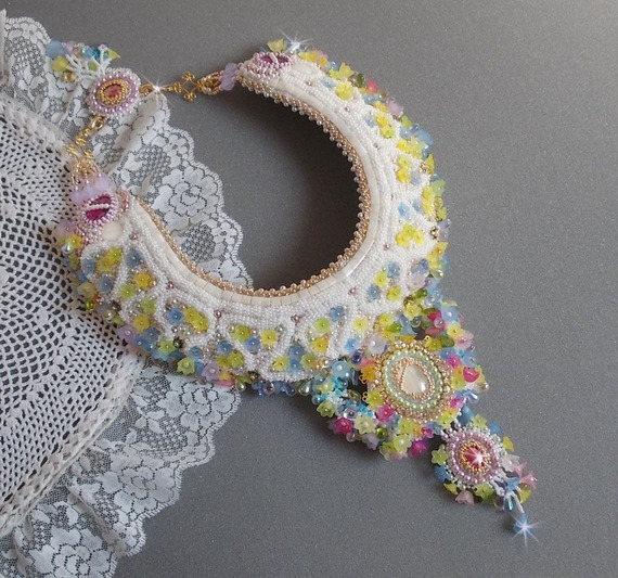 Envolée Fleurie halsband, lucitblommor, pärlor och pärlor broderade i Haute-Couture-stil.