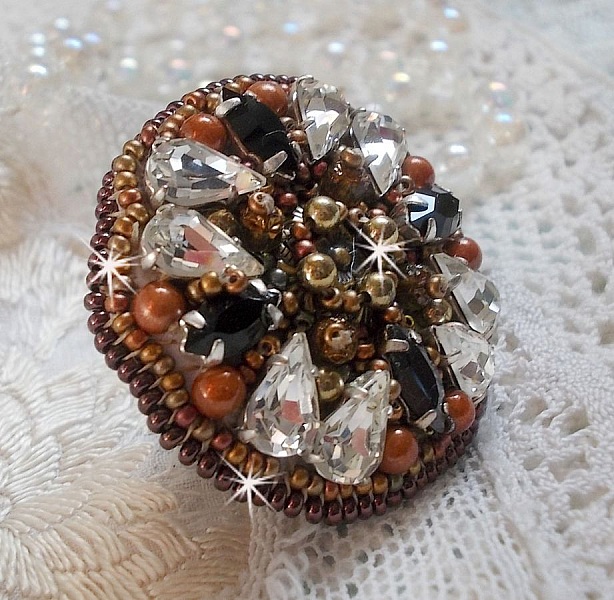 Amber Romance ring broderad med Swarovski Crystal och svarta, magiska p&auml;rlor och fr&ouml;p&auml;rlor.