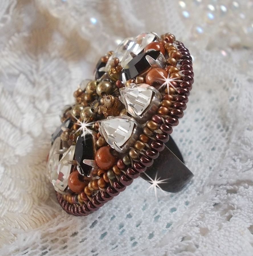 Amber Romance ring broderad med Swarovski Crystal och svarta, magiska pärlor och fröpärlor.