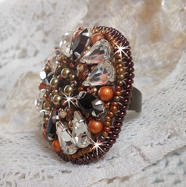 Amber Romance ring broderad med Swarovski Crystal och svarta, magiska p&auml;rlor och fr&ouml;p&auml;rlor.