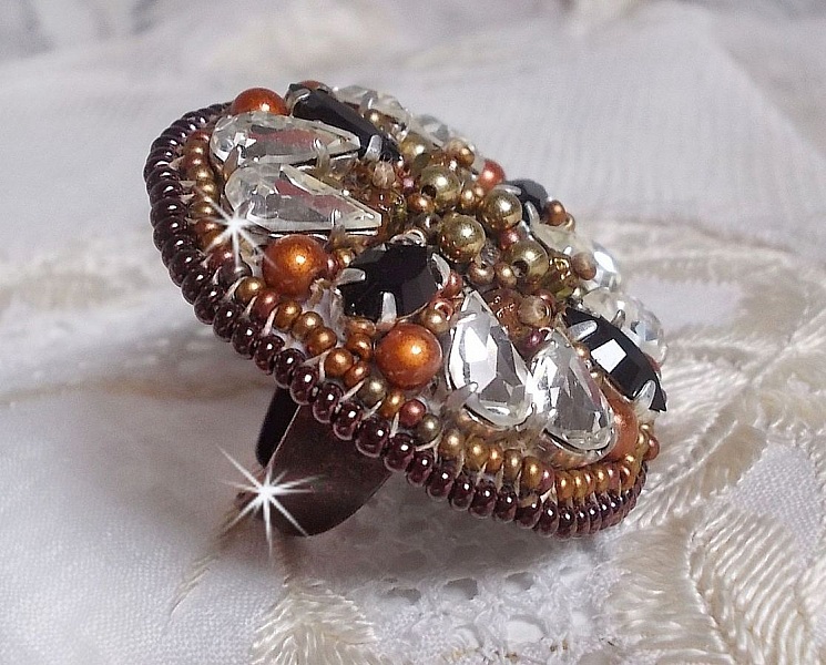 Amber Romance ring broderad med Swarovski Crystal och svarta, magiska p&auml;rlor och fr&ouml;p&auml;rlor.