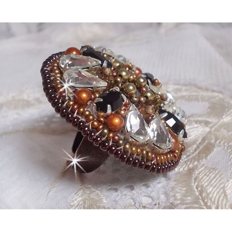 Amber Romance ring broderad med Swarovski Crystal och svarta, magiska pärlor och fröpärlor.