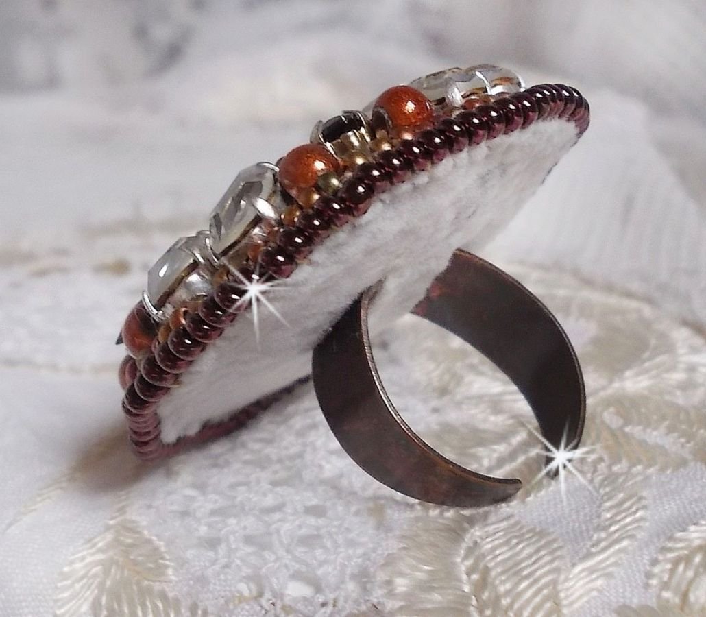 Amber Romance ring broderad med Swarovski Crystal och svarta, magiska pärlor och fröpärlor.