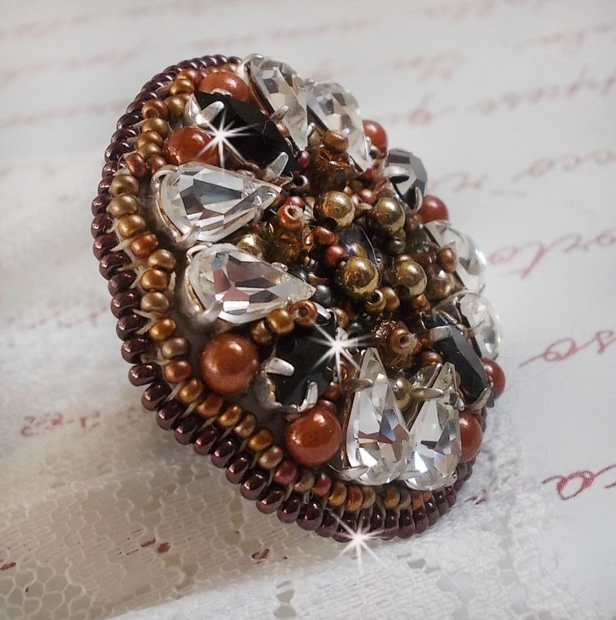 Amber Romance ring broderad med Swarovski Crystal och svarta, magiska pärlor och fröpärlor.