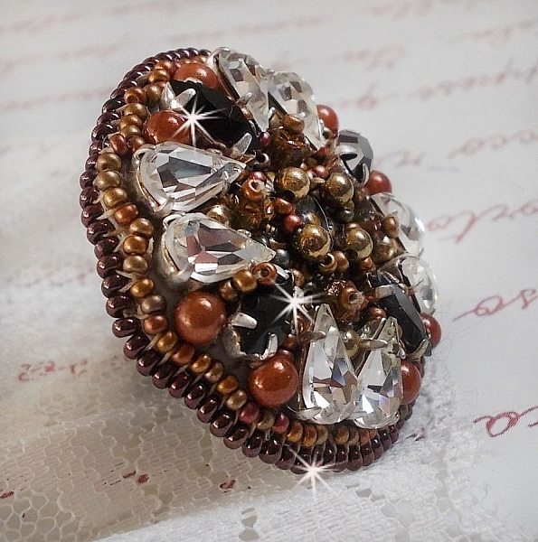 Amber Romance ring broderad med Swarovski Crystal och svarta, magiska p&auml;rlor och fr&ouml;p&auml;rlor.