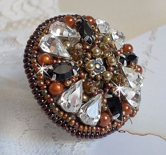 Amber Romance ring broderad med Swarovski Crystal och svarta, magiska p&auml;rlor och fr&ouml;p&auml;rlor.