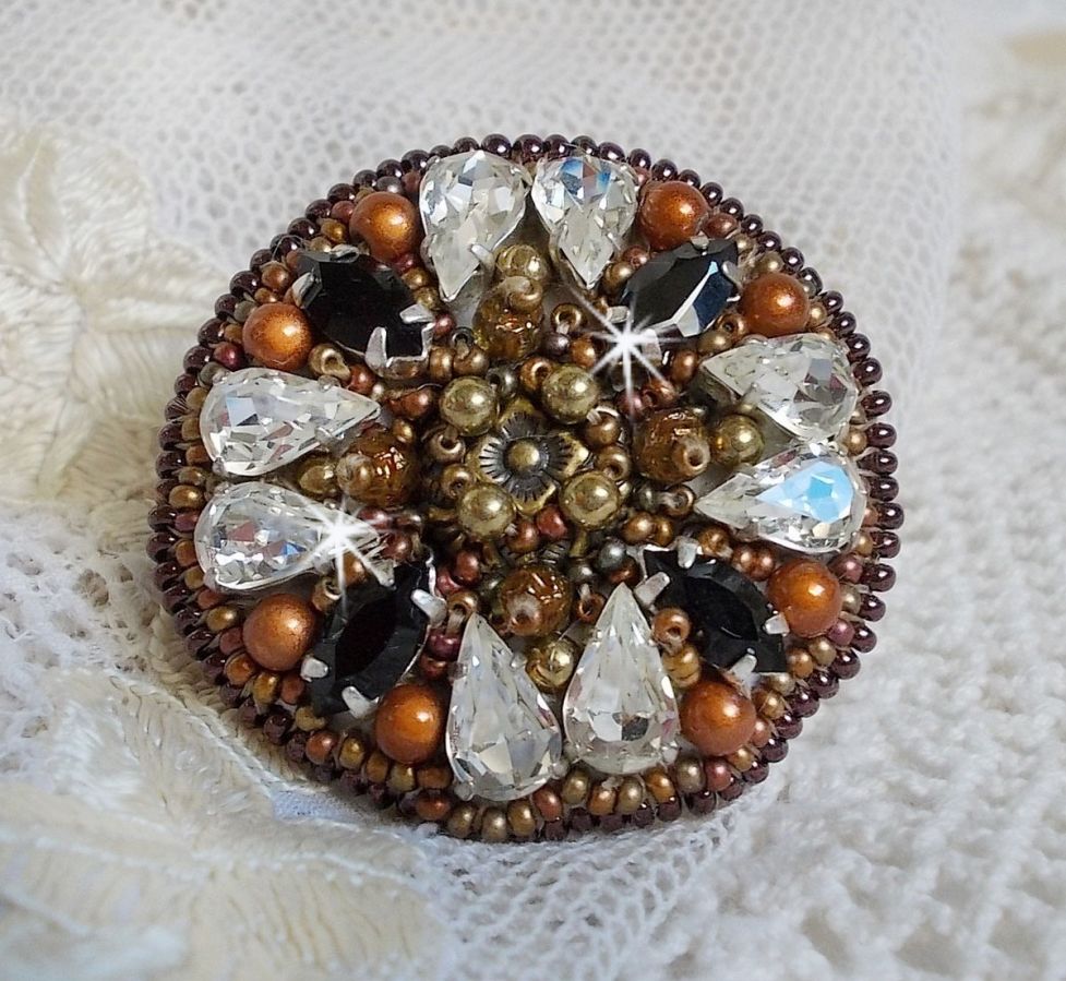 Amber Romance ring broderad med Swarovski Crystal och svarta, magiska pärlor och fröpärlor.