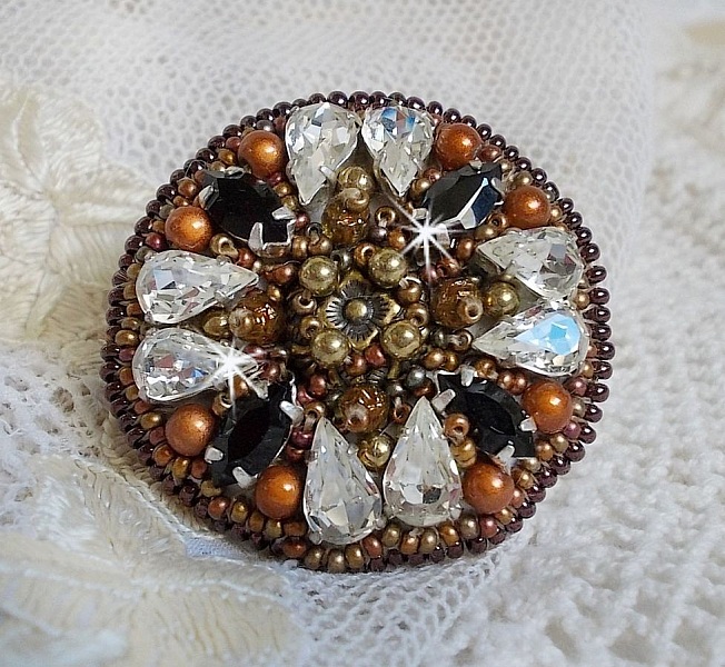 Amber Romance ring broderad med Swarovski Crystal och svarta, magiska p&auml;rlor och fr&ouml;p&auml;rlor.