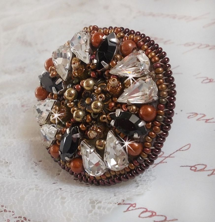Amber Romance ring broderad med Swarovski Crystal och svarta, magiska pärlor och fröpärlor.