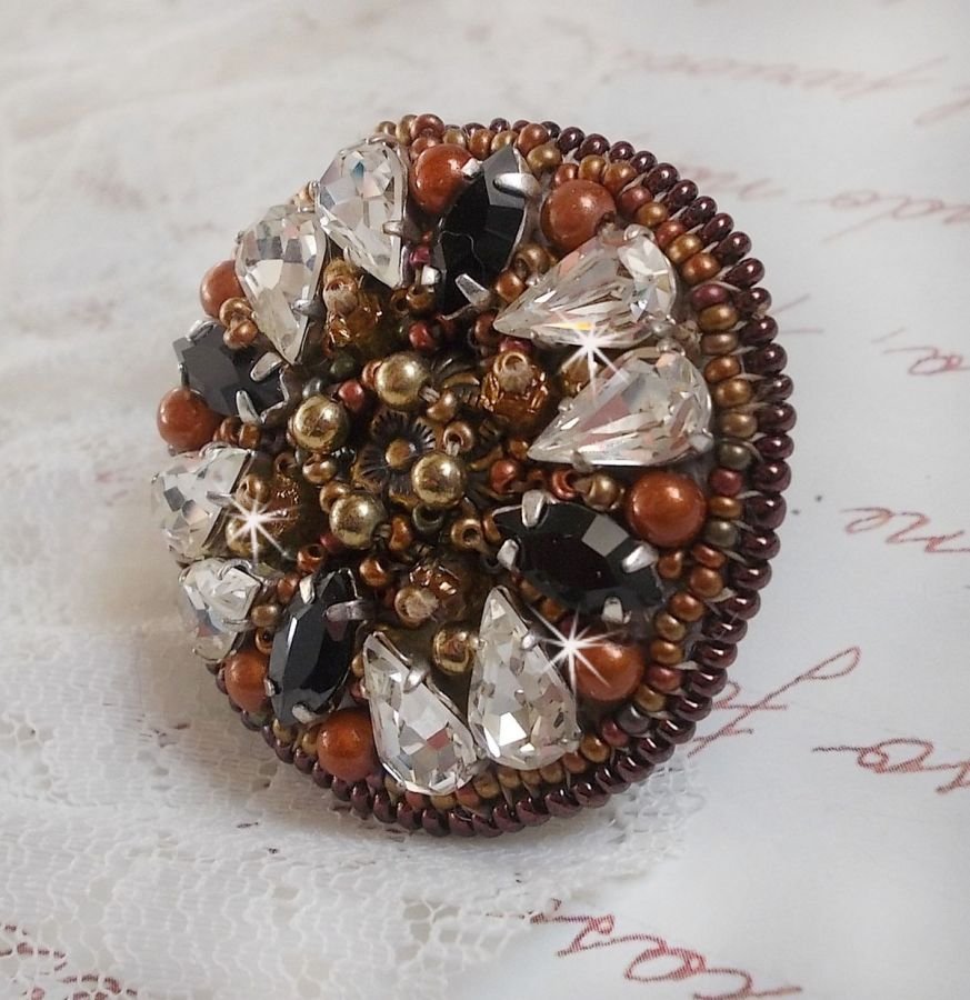 Amber Romance ring broderad med Swarovski Crystal och svarta, magiska pärlor och fröpärlor.