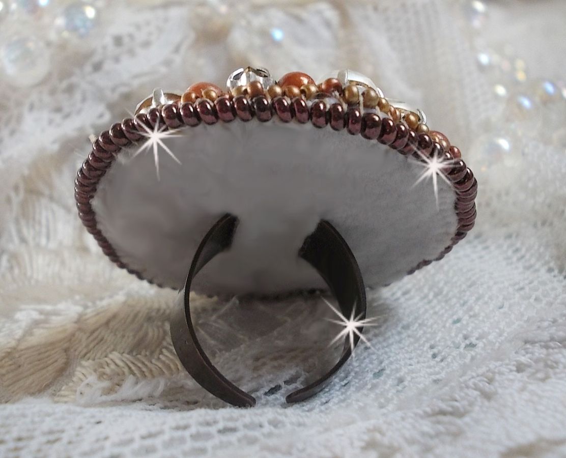 Amber Romance ring broderad med Swarovski Crystal och svarta, magiska pärlor och fröpärlor.