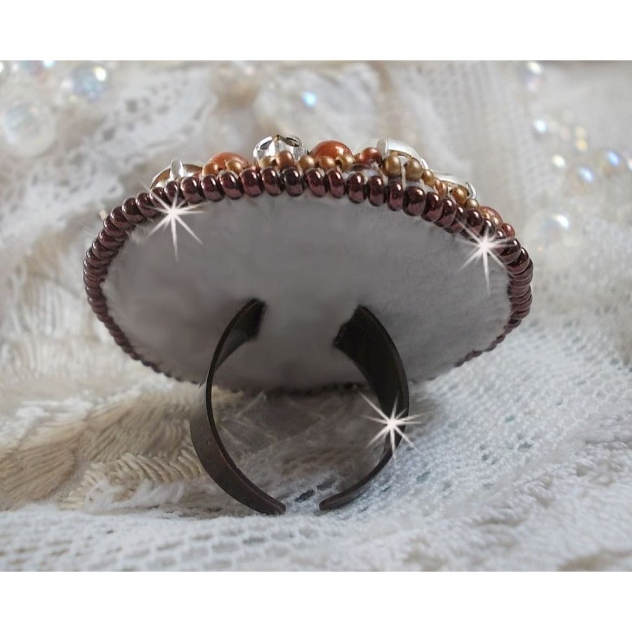Amber Romance ring broderad med Swarovski Crystal och svarta, magiska pärlor och fröpärlor.