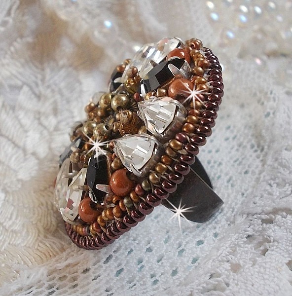 Amber Romance ring broderad med Swarovski Crystal och svarta, magiska p&auml;rlor och fr&ouml;p&auml;rlor.