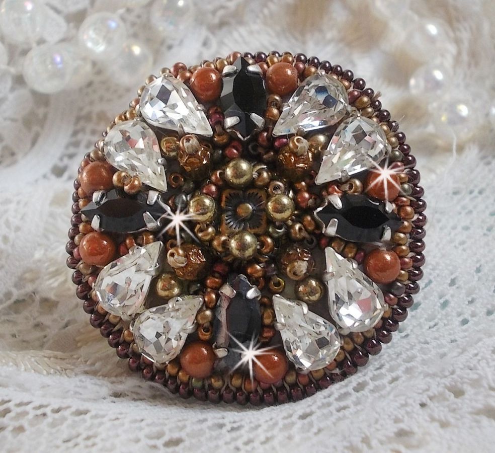 Amber Romance ring broderad med Swarovski Crystal och svarta, magiska pärlor och fröpärlor.
