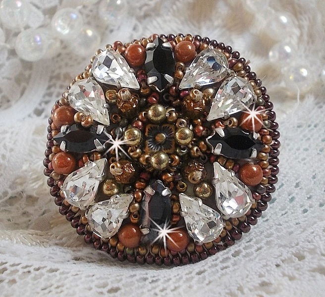 Amber Romance ring broderad med Swarovski Crystal och svarta, magiska p&auml;rlor och fr&ouml;p&auml;rlor.