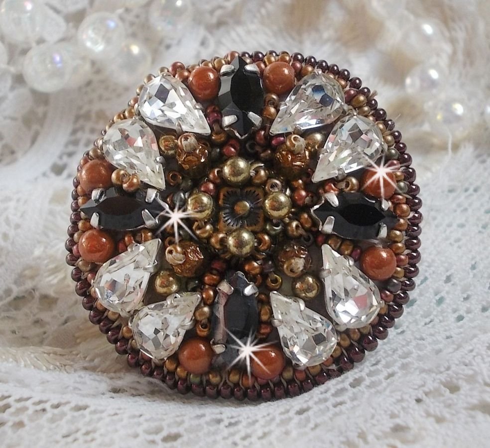 Amber Romance ring broderad med Swarovski Crystal och svarta, magiska pärlor och fröpärlor.