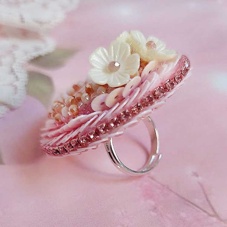 Bague Amour de quartz brod&eacute;e avec pierre de gemme, rondes et rocailles verres, sequins, fleurs acryliques et bague laiton