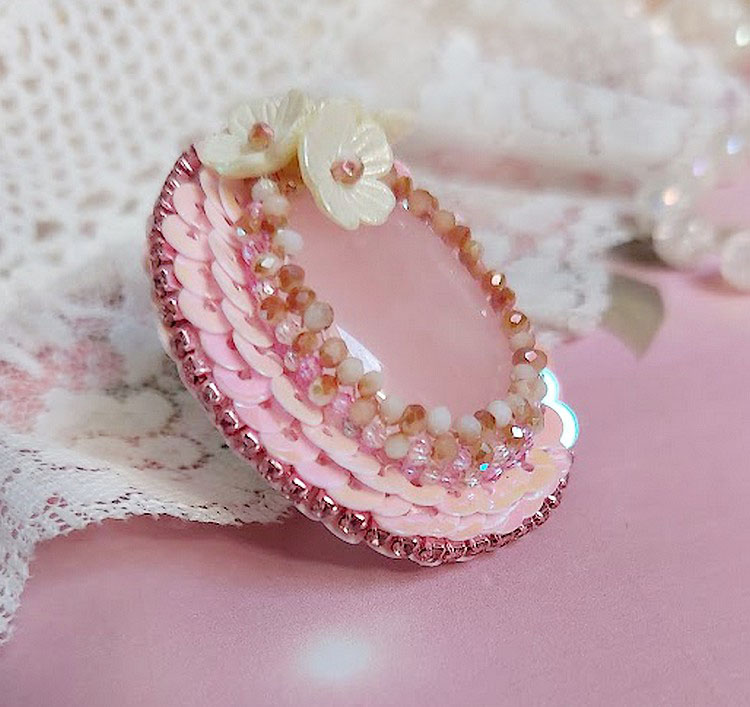 Bague Amour de quartz brod&eacute;e avec pierre de gemme, rondes et rocailles verres, sequins, fleurs acryliques et bague laiton