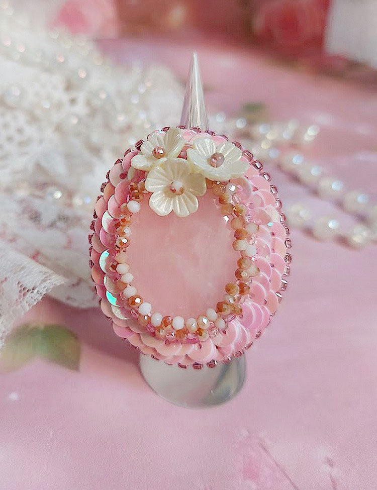 Bague Amour de quartz brod&eacute;e avec pierre de gemme, rondes et rocailles verres, sequins, fleurs acryliques et bague laiton