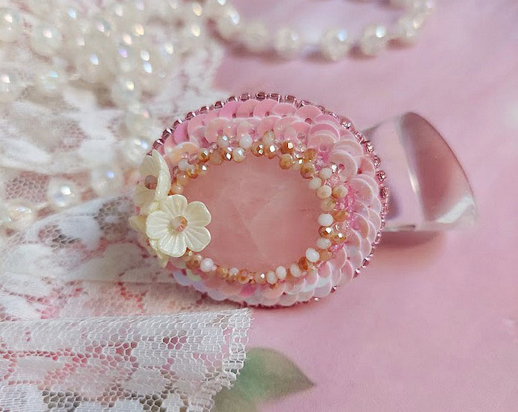 Bague Amour de quartz brod&eacute;e avec pierre de gemme, rondes et rocailles verres, sequins, fleurs acryliques et bague laiton