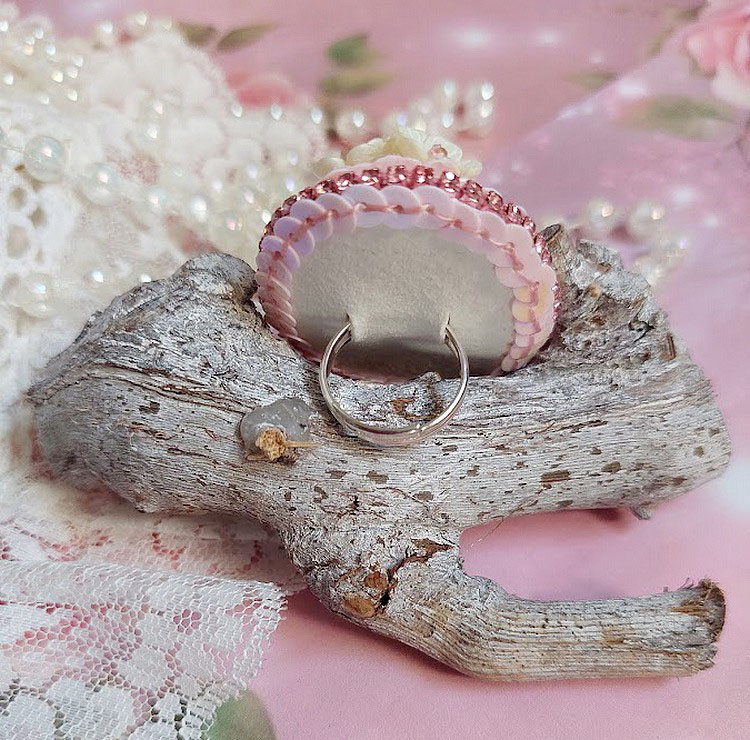 Bague Amour de quartz brod&eacute;e avec pierre de gemme, rondes et rocailles verres, sequins, fleurs acryliques et bague laiton