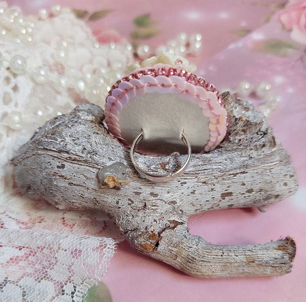 Bague Amour de quartz brod&eacute;e avec pierre de gemme, rondes et rocailles verres, sequins, fleurs acryliques et bague laiton