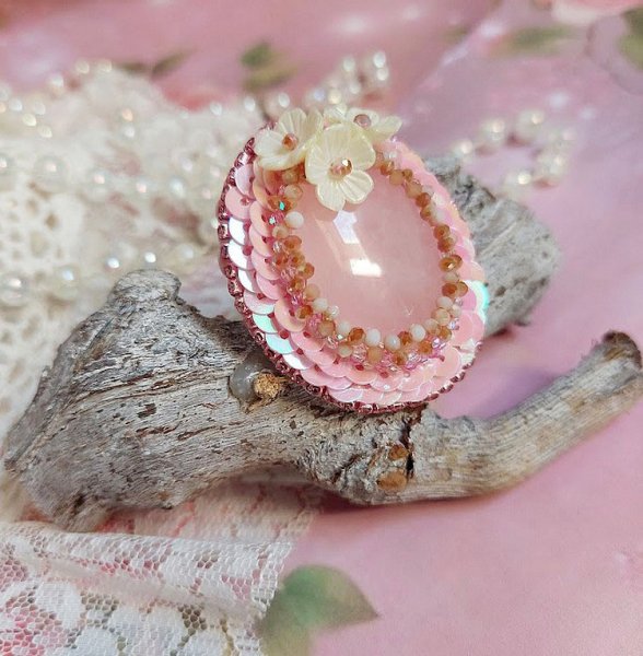 Bague Amour de quartz brod&eacute;e avec pierre de gemme, rondes et rocailles verres, sequins, fleurs acryliques et bague laiton