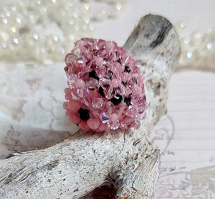 Anemonering med facetter och tupies i Swarovski-kristall