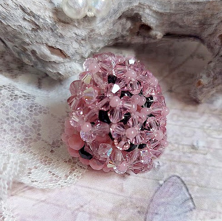 Anemonering med facetter och tupies i Swarovski-kristall