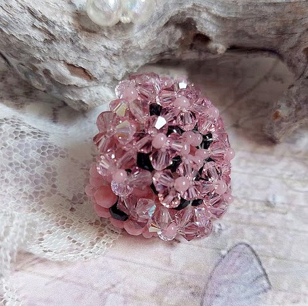 Anemonering med facetter och tupies i Swarovski-kristall