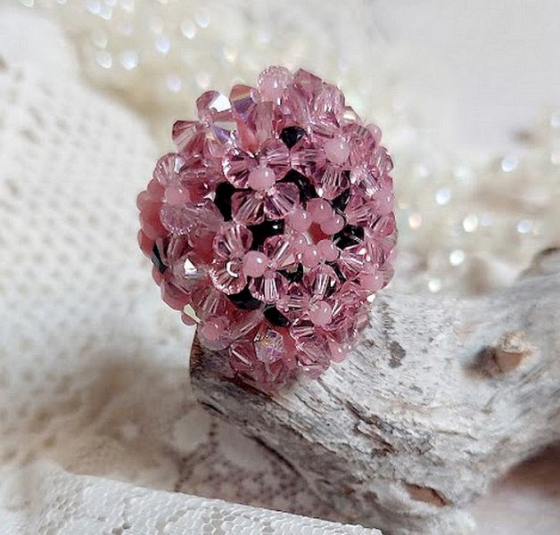 Anemonering med facetter och tupies i Swarovski-kristall