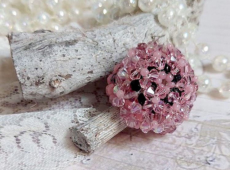 Anemonering med facetter och tupies i Swarovski-kristall