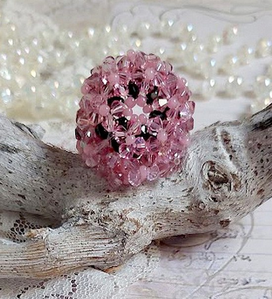 Anemonering med facetter och tupies i Swarovski-kristall