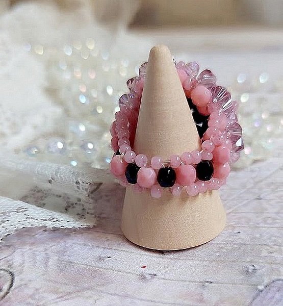 Bague Anémone artisanale en perles roses et noires Swarovski.