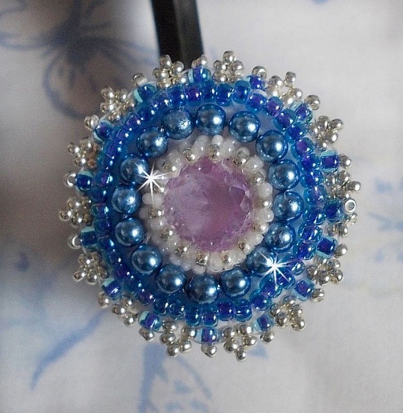 Azur-ring broderad med Swarovski-kristaller och p&auml;rlor