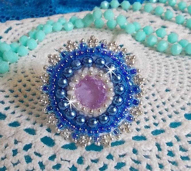 Azur-ring broderad med Swarovski-kristaller och p&auml;rlor